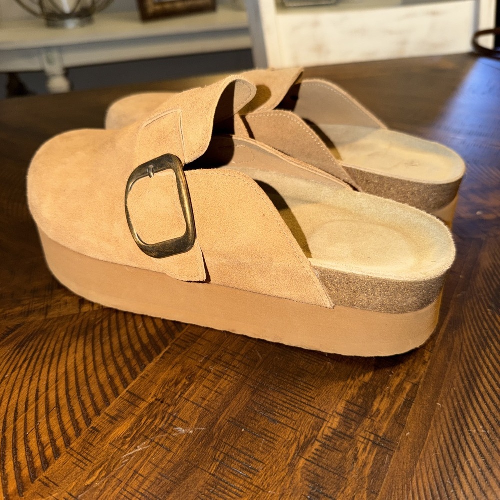 NEW CUSHIONAIRE Clog Shoes Women's Beige Suede Slip On Platform Size 10M